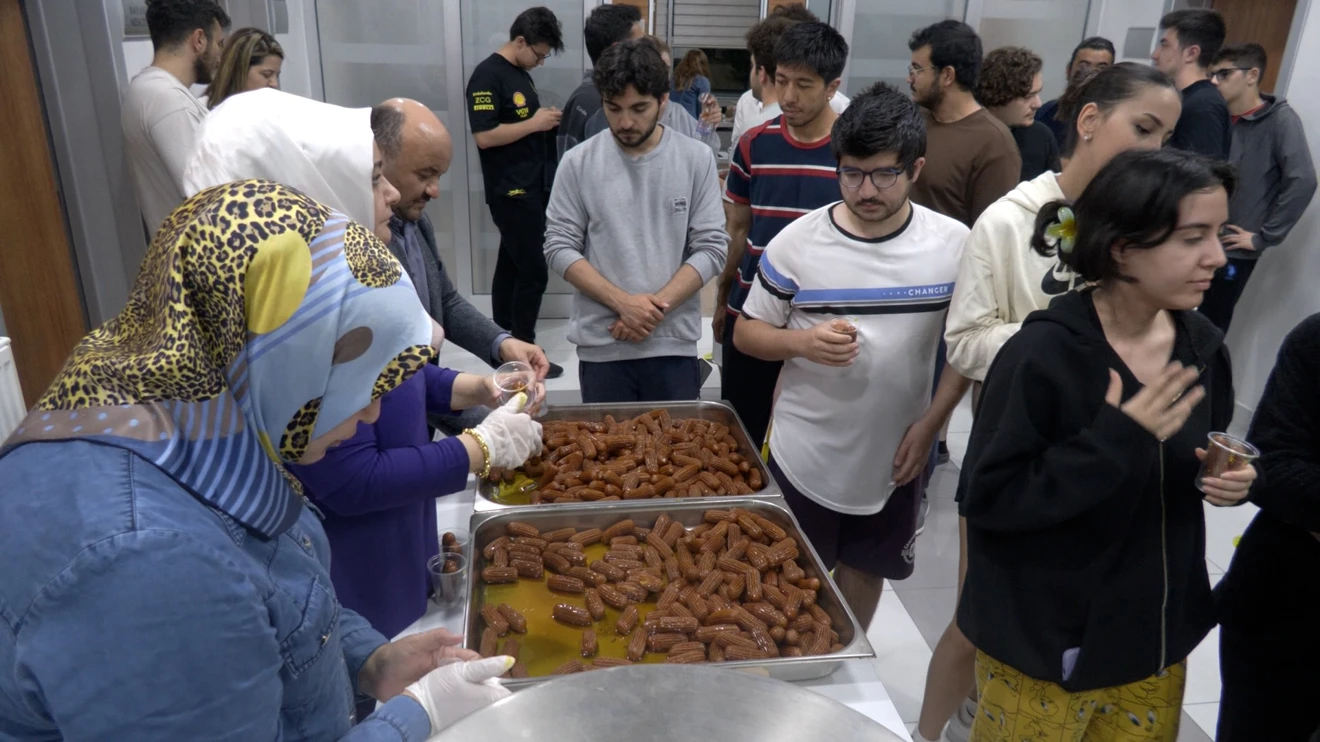 Selçuk Üniversitesinde Öğrencilere Tulumba Tatlısı İkram Edildi